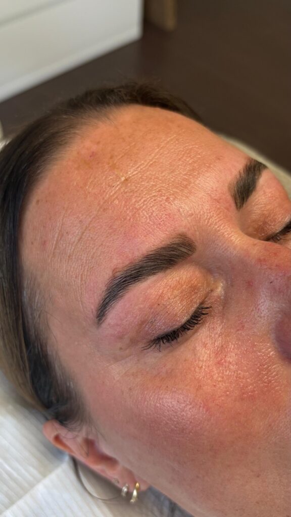 Wenkbrauwen na een browlift bij CM Beauty, opgelift en vol van vorm