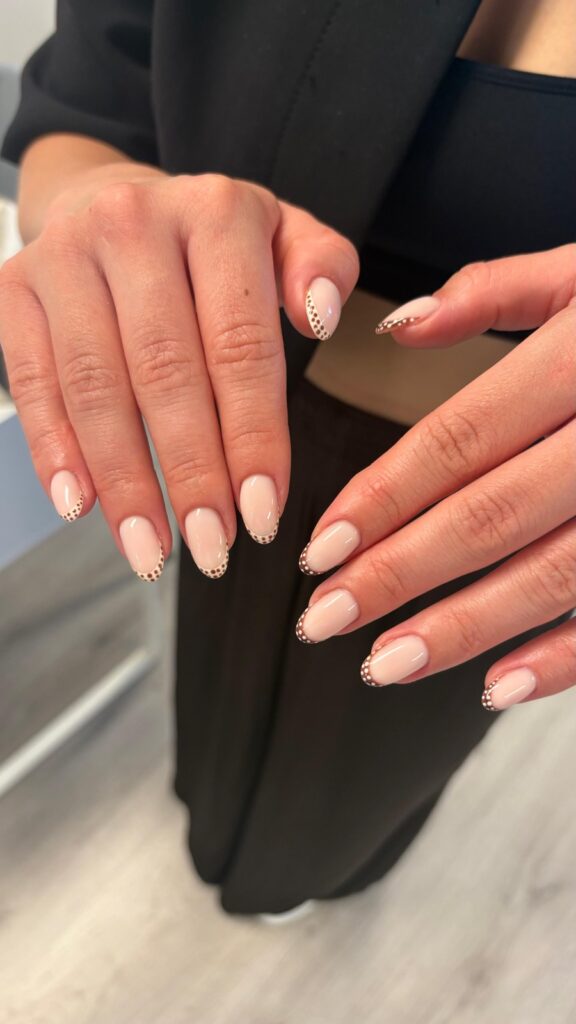Nude nagels met BIAB en luipaardprint op de tipjes