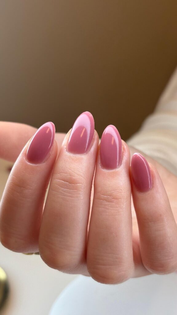 Glanzende mauve amandelnagels met BIAB