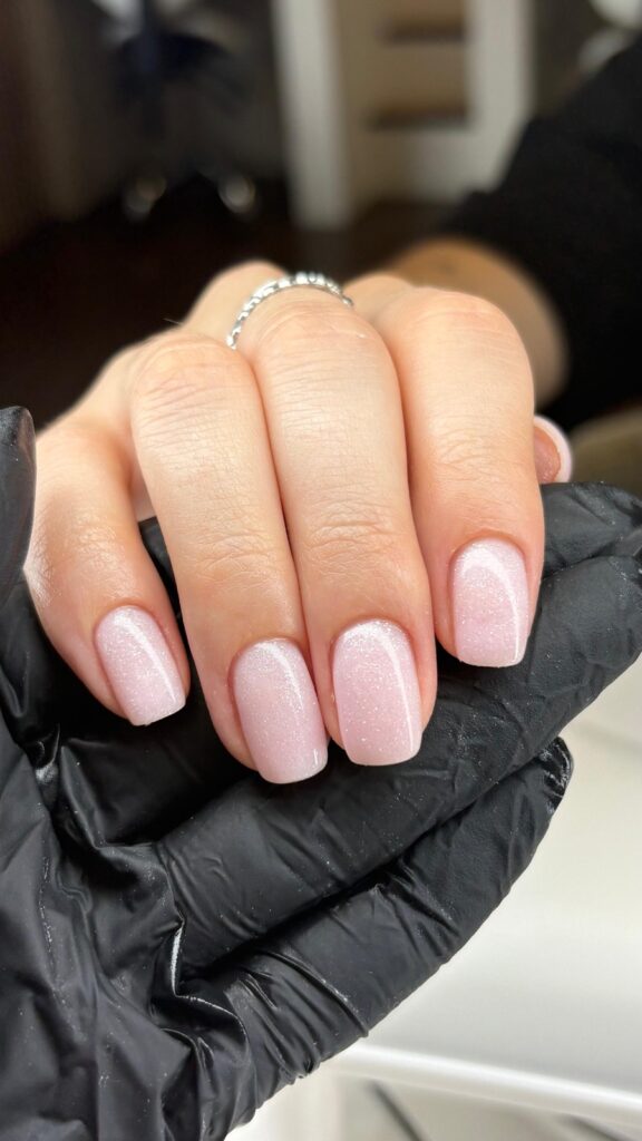 Zachtroze nagels met BIAB en fijne shimmer