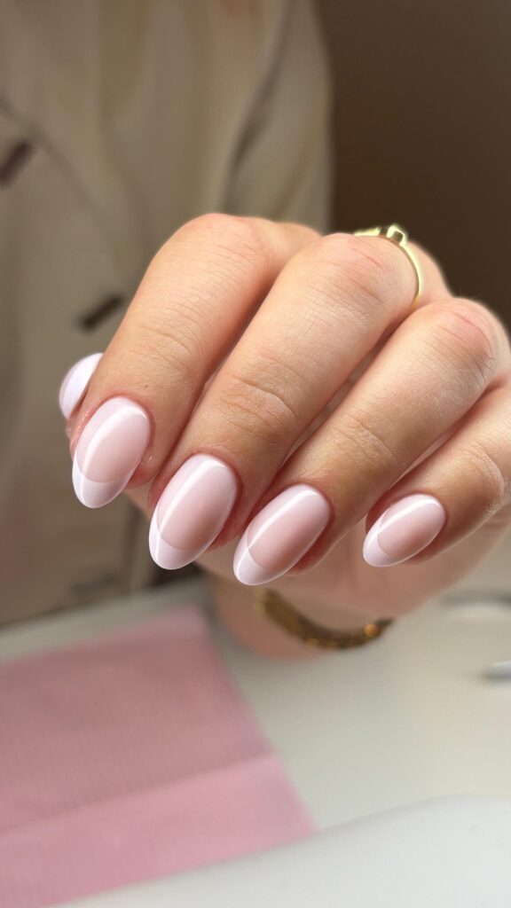 Zachte french manicure met BIAB in de studio van CM Beauty