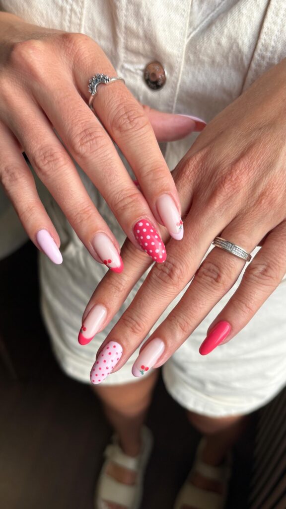 Manicure met gellak in roze en rood, met stippen en hartjes als nail art