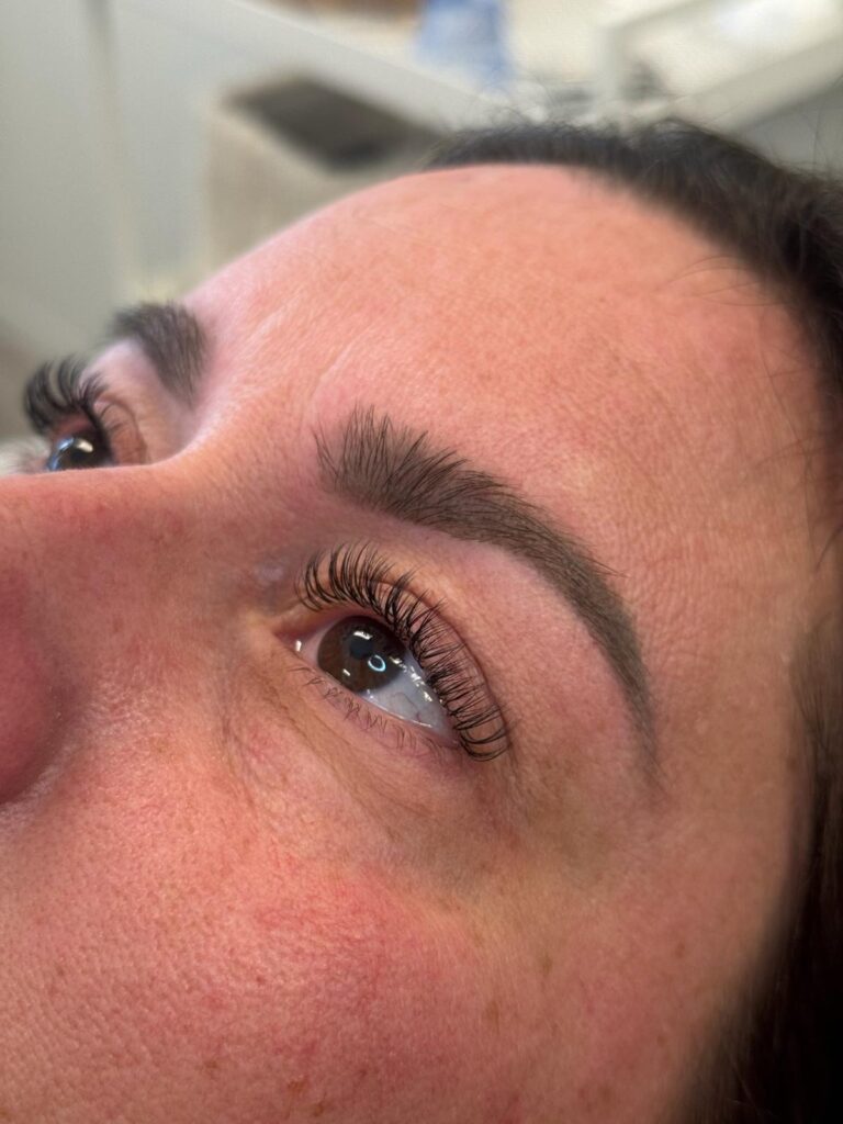 Oog met one by one wimperextensions bij CM Beauty in Voorburg